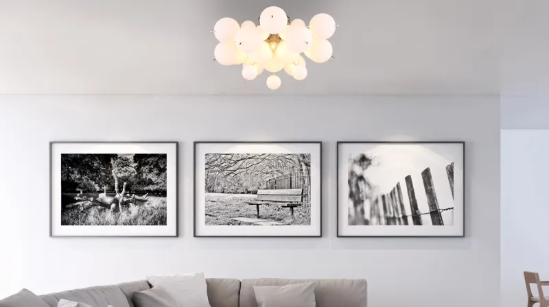 Udo Ø55 Valkoinen plafondi valmistajalta Globo Lighting - Dess unika design utm&auml;rks av en rund form d&auml;r metallstavar elegant sammanl&auml;nkas med vackra opalglas i olika storlekar.