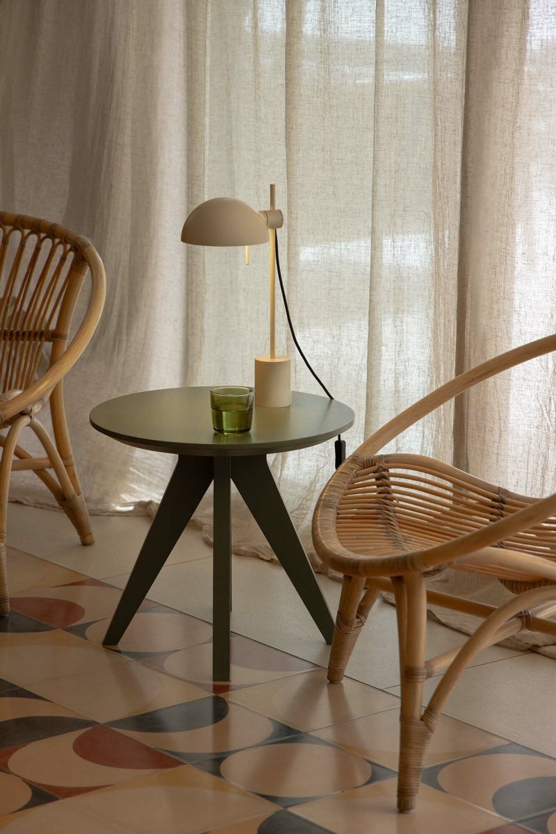 Matilda 43cm Beige työpöytävalaisin valmistajalta Faro Barcelona - K&auml;&auml;ntyv&auml; varjostin ja s&auml;&auml;dett&auml;v&auml; korkeus tarjoavat joustavaa valaistusta &ndash; t&auml;ydellinen ty&ouml;p&ouml;yd&auml;lle, y&ouml;p&ouml;yd&auml;lle tai nurkkaan.