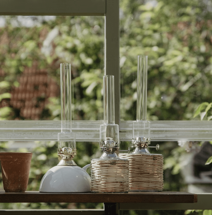 Basket-style kerosene lamp small Ruskea valmistajalta Strömshaga - Suora kerosiinilamppu lasista ja pajukori ja poltin nikkeliä.