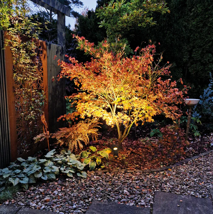 Luna Tumman harmaa valmistajalta Lightson - Den b&auml;sts&auml;ljande markspoten Luna med sitt varma vackra ljus passar till det mesta.