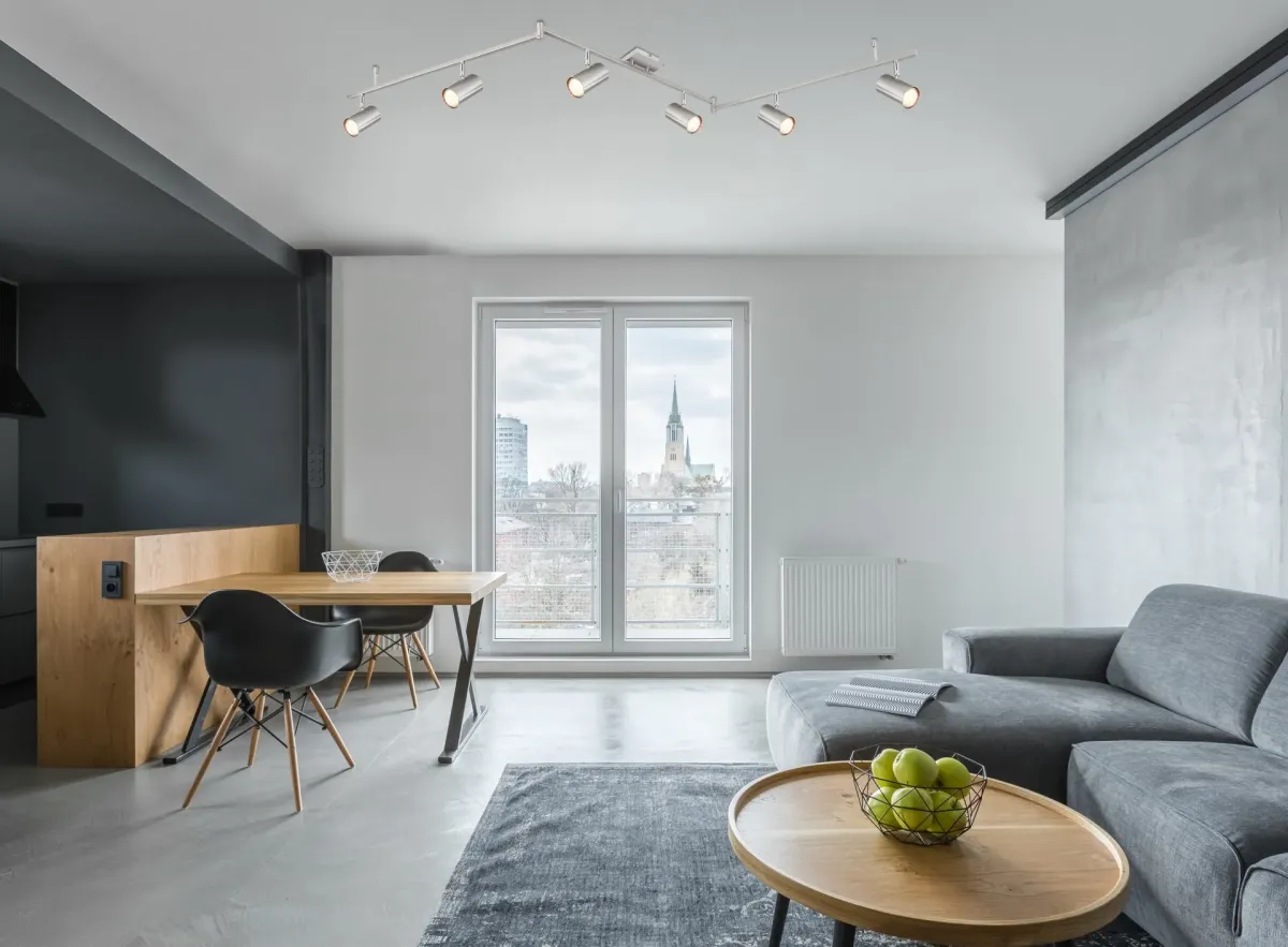 Robby 6 Nikkeli kohdevalaisin valmistajalta Globo Lighting - Den best&aring;r av tre metallst&auml;nger, var och en utrustad med tv&aring; vridbara GU10-socklar med metallfinish.