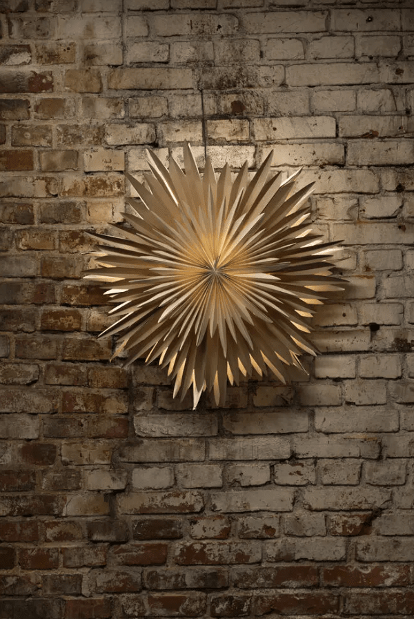 Paperitähti Ø80 Ruskea valmistajalta Konstsmide - Tyylikk&auml;&auml;ll&auml; muotoilullaan ja pehmeill&auml; valoilla se levitt&auml;&auml; rauhallista ja kodikasta joulutunnelmaa.