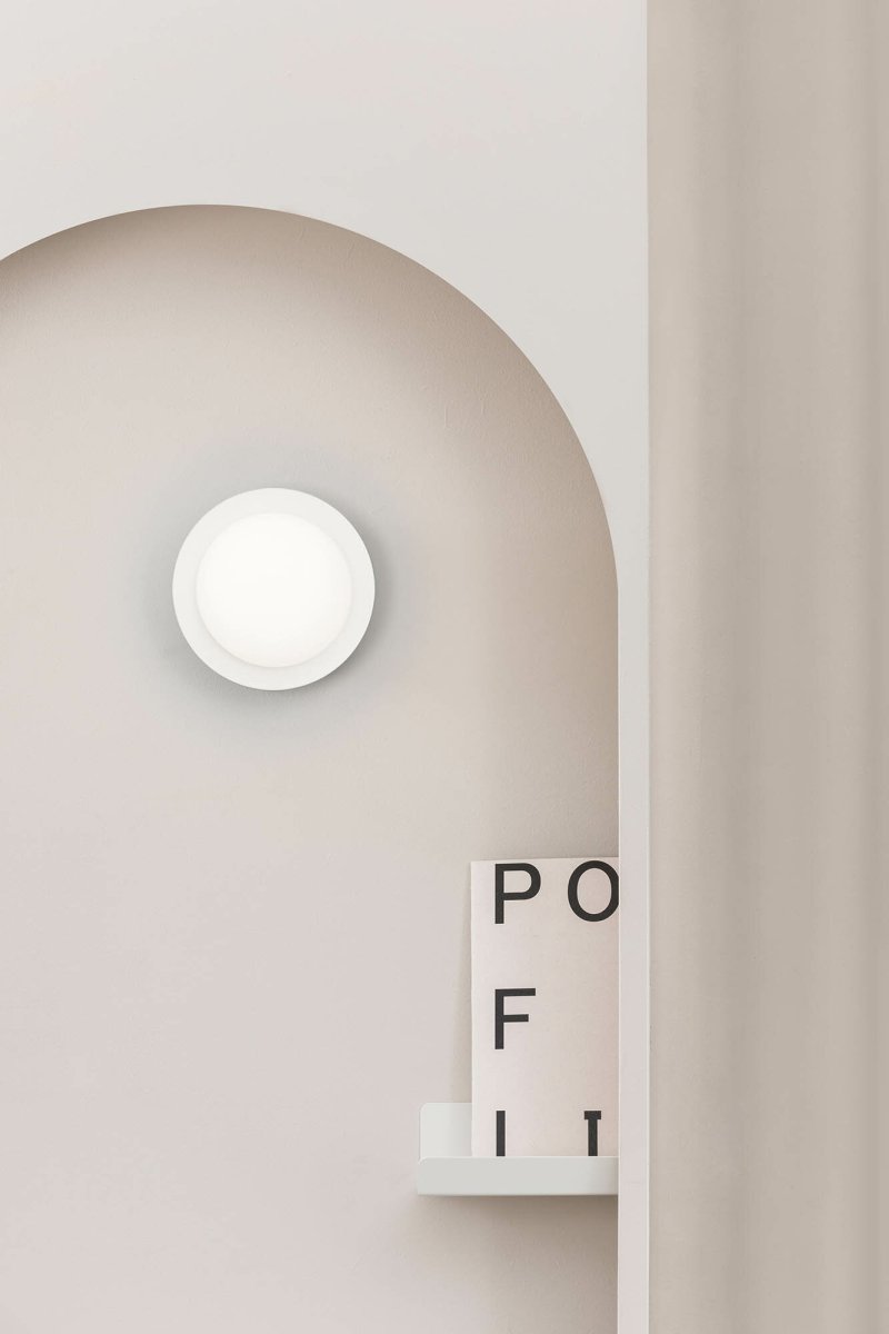 May Ø12 Valkoinen kylpyhuoneen valaisin valmistajalta Faro Barcelona - Se on valmistettu ter&auml;ksest&auml; ja siin&auml; on lasinen diffuusori, joka tarjoaa pehme&auml;n ja tasaisen valon.