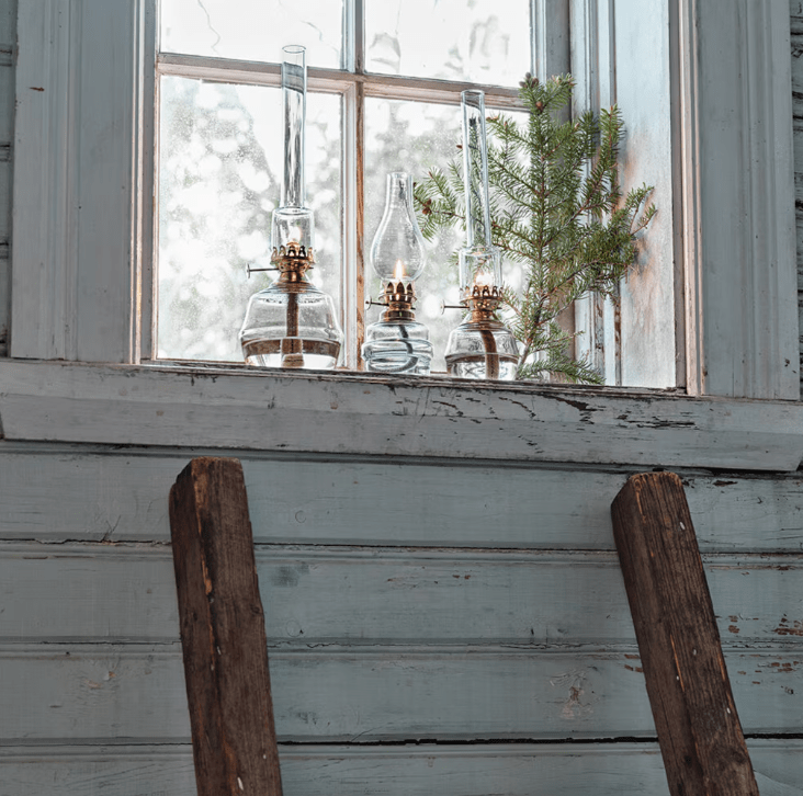 Kerosene Lamp Majken Small Läpinäkyvä valmistajalta Strömshaga - Pienempi kerosiinilamppu kirkasta lasia, polttimet kirkasta lasia ja polttimet messinki&auml;.