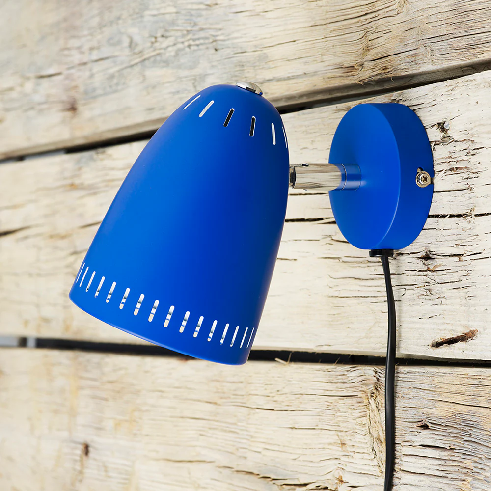 Dynamo Sininen lukulamppu valmistajalta Superliving - Helppo koota ja sopii kaikkiin sisustustyyleihin &ndash; Dynamo on täydellinen yhdistelmä toimivuutta ja tyyliä.