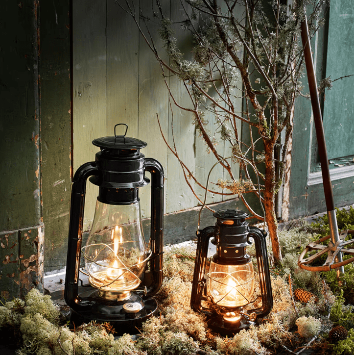 Storm Lantern small Musta valmistajalta Strömshaga - Klassinen kerosiinilamppu, josta tulee mukava sisustusyksityiskohta ja joka antaa kauniin hehkun sek&auml; ulko- ett&auml; sis&auml;puolelle.