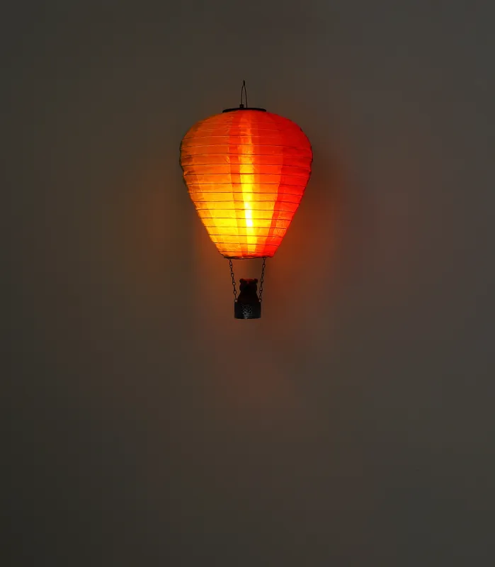 Balloon Monivärinen aurinkokennolamppu valmistajalta Globo Lighting - Skapa en lekfull k&auml;nsla i tr&auml;dg&aring;rden med Balloon, en solcellsdriven dekoration inspirerad av en luftballong med en bj&ouml;rn i korgen.