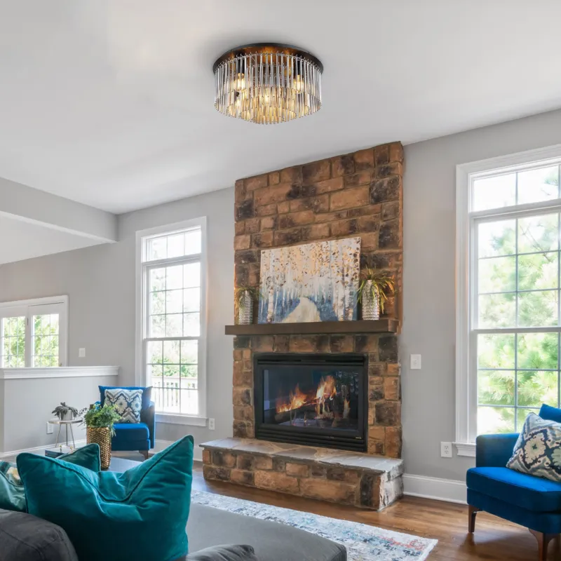 Gorley Ø50 Savun värinen plafondi valmistajalta Globo Lighting - Dess design imponerar med en stilfull kombination av mattsvart metall, gl&auml;nsande krom och r&ouml;kf&auml;rgade glasstavar.