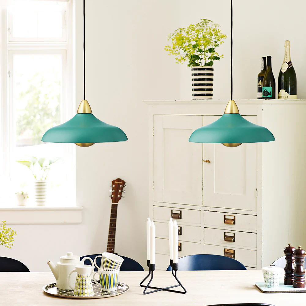 Urban Wide Ø36 Vihreä kattovalaisin valmistajalta Superliving - Nauti kodistasi modernilla Urban Wide -riippuvalaisimella, joka on tyylik&auml;s yhdistelm&auml; mattapintaista tummanharmaata viimeistely&auml; ja tyylikk&auml;it&auml; messinkiyksityiskohtia.