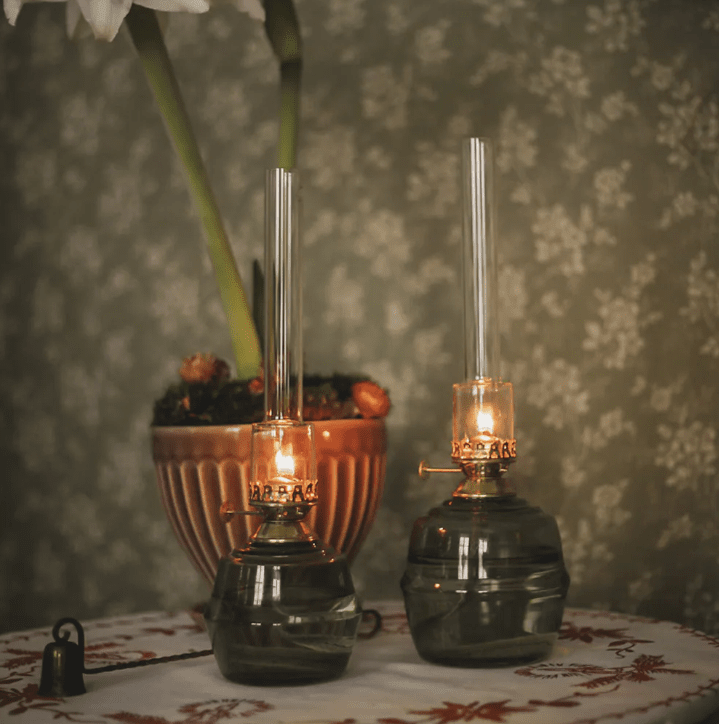 Kerosene Lamp Majken Mid Vihreä valmistajalta Strömshaga - Petroliinilamppu v&auml;rillisess&auml; vihre&auml;ss&auml; lasissa, joka luo kauniin v&auml;ris&auml;vyn mutta samalla l&auml;pin&auml;kyv&auml;n pinnan.