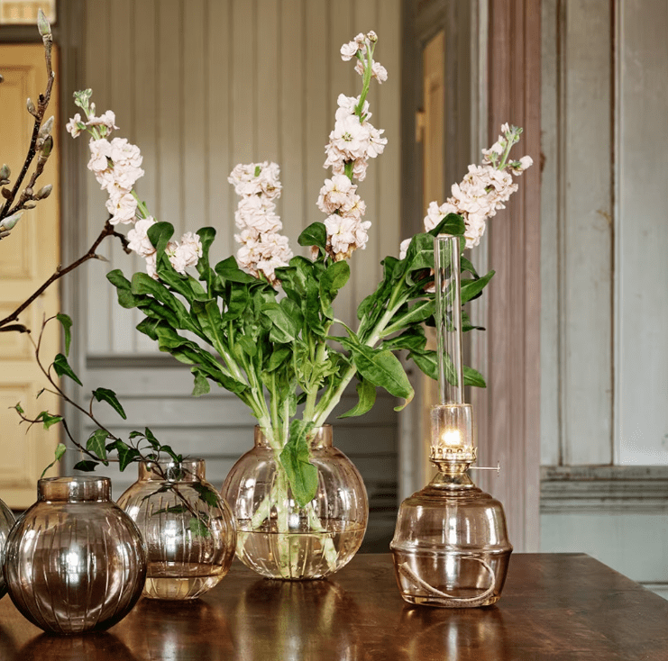 Kerosene Lamp Majken Big Vaaleanpunainen valmistajalta Strömshaga - Suuri petrolilamppu v&auml;rillisess&auml; tuhkanpunaisessa lasissa, joka luo kauniin v&auml;ris&auml;vyn mutta samalla l&auml;pin&auml;kyv&auml;n pinnan.