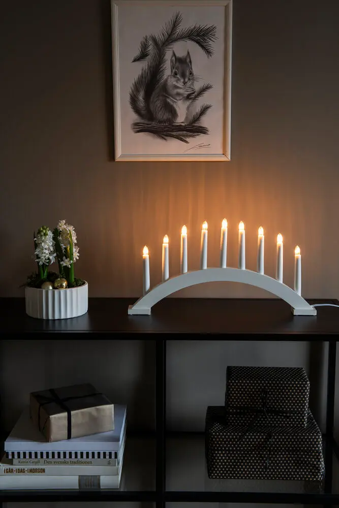 Candelabra 9 Lights Valkoinen valmistajalta Konstsmide - Kauniisti kaareva muoto ja yhdeks&auml;n valoa antavat harmonisen vaikutelman ja sopivat t&auml;ydellisesti ikkunaan tai pilariin.