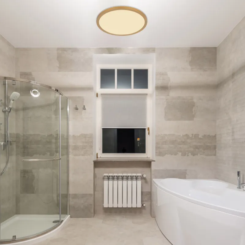 Sapana Ø30 Messinki kylpyhuoneen valaisin valmistajalta Globo Lighting - Lampan &auml;r tillverkad av matt m&auml;ssingsf&auml;rgad och vit plast, vilket ger ett mjukt och bl&auml;ndfritt ljus.