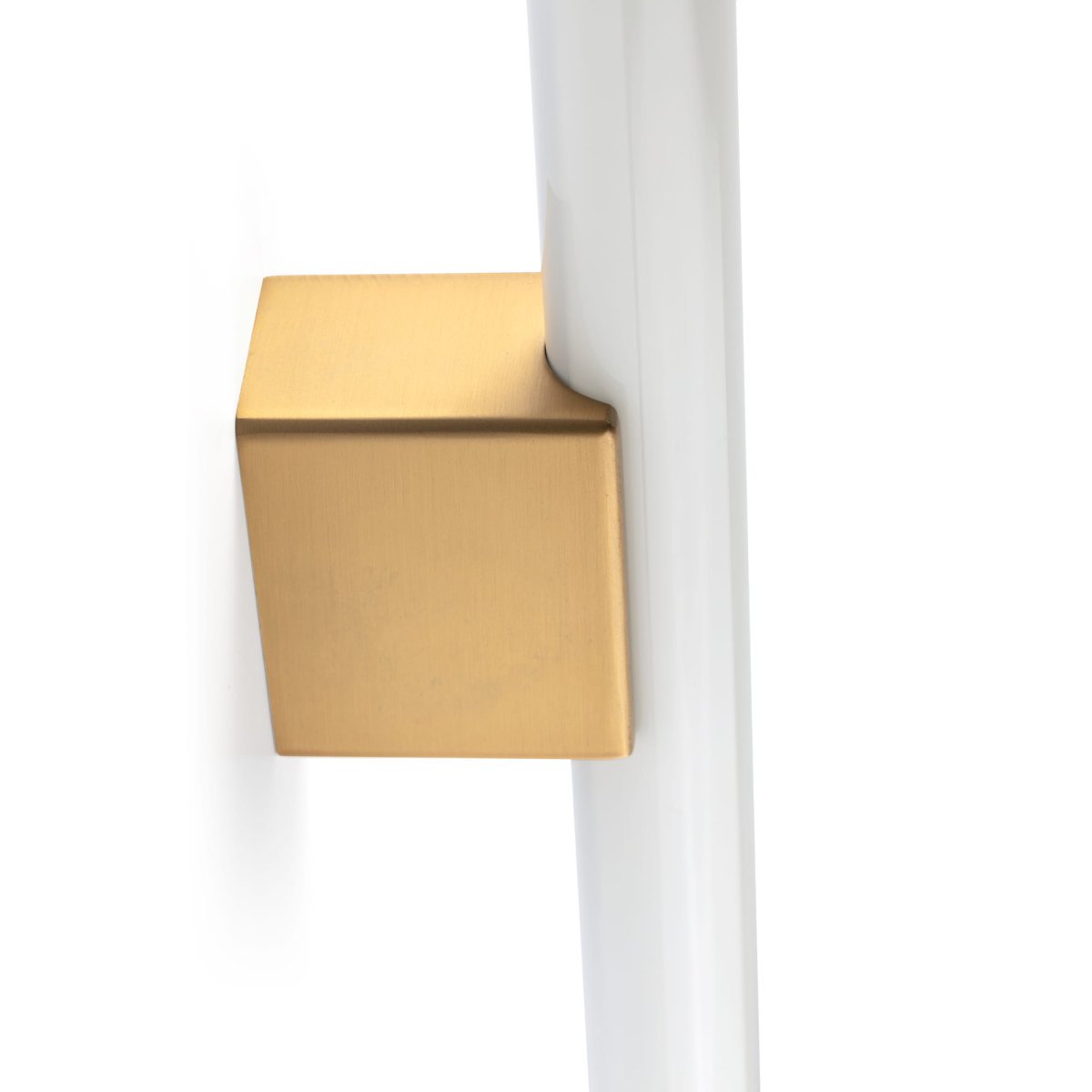 Calma 50cm Kulta kylpyhuoneen valaisin valmistajalta Faro Barcelona - Calma on kultapintainen sein&auml;valaisin, joka sopii t&auml;ydellisesti yleisvalaistukseen esimerkiksi keitti&ouml;ihin, k&auml;yt&auml;ville tai k&auml;yt&auml;ville.