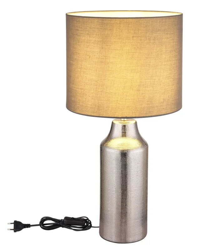 Elden 60cm Hopea pöytävalaisin valmistajalta Globo Lighting - Den silverf&auml;rgade keramiska basen i kombination med den gr&aring;a cylindriska textilsk&auml;rmen skapar en sofistikerad kontrast och blir en stilfull inredningsdetalj.