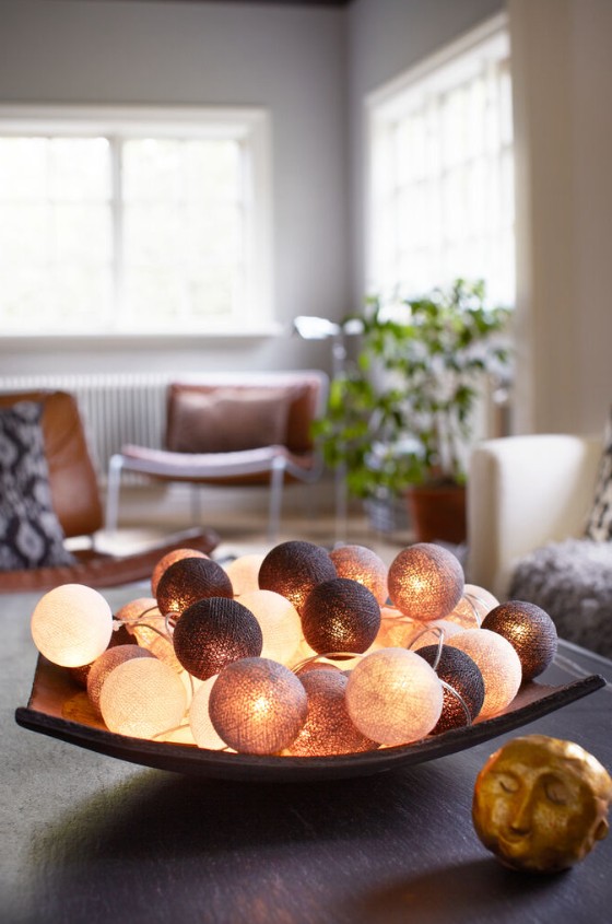 Irislights Brownie 20-lights Ruskea valmistajalta Irislights - Valosarjassa on k&auml;sintehtyj&auml; puuvillasta ja polyesterist&auml; valmistettuja palloja eri ruskean s&auml;vyiss&auml;, jotka levitt&auml;v&auml;t kaunista hehkua sytytettyn&auml;.