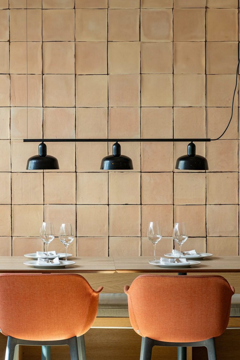 Tatawin 100cm Musta kattovalaisin valmistajalta Faro Barcelona - Tatawin on kattovalaisin, jossa on musta runko ja musta metallivarjostin, jotka tarjoavat kohdennettua ja tyylik&auml;st&auml; valoa.