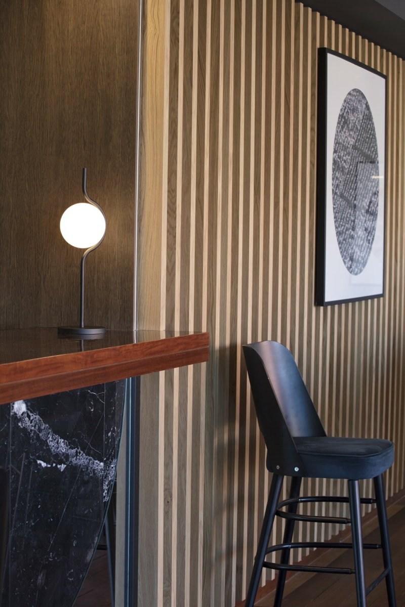 Le Vita 58cm Musta pöytävalaisin valmistajalta Faro Barcelona - Le Vita on Nahtrangin suunnittelema eksklusiivinen valaisinsarja, jossa yksinkertaisuus ja eleganssi kohtaavat ajattomassa muotoilussa.