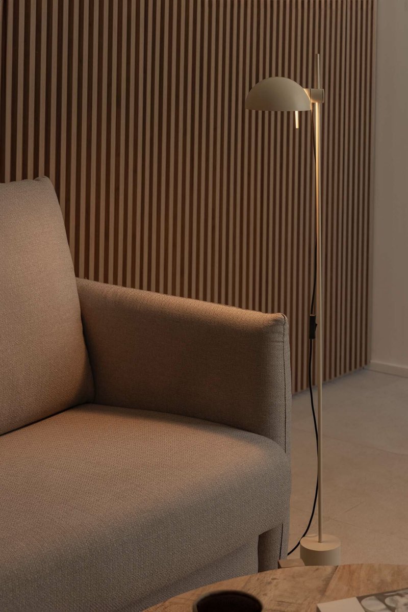 Matilda Beige lattiavalaisin valmistajalta Faro Barcelona - K&auml;&auml;ntyv&auml;n varjostimen ja s&auml;&auml;dett&auml;v&auml;n korkeuden ansiosta se tarjoaa joustavaa valaistusta sek&auml; lukemiseen ett&auml; tunnelman luomiseen.