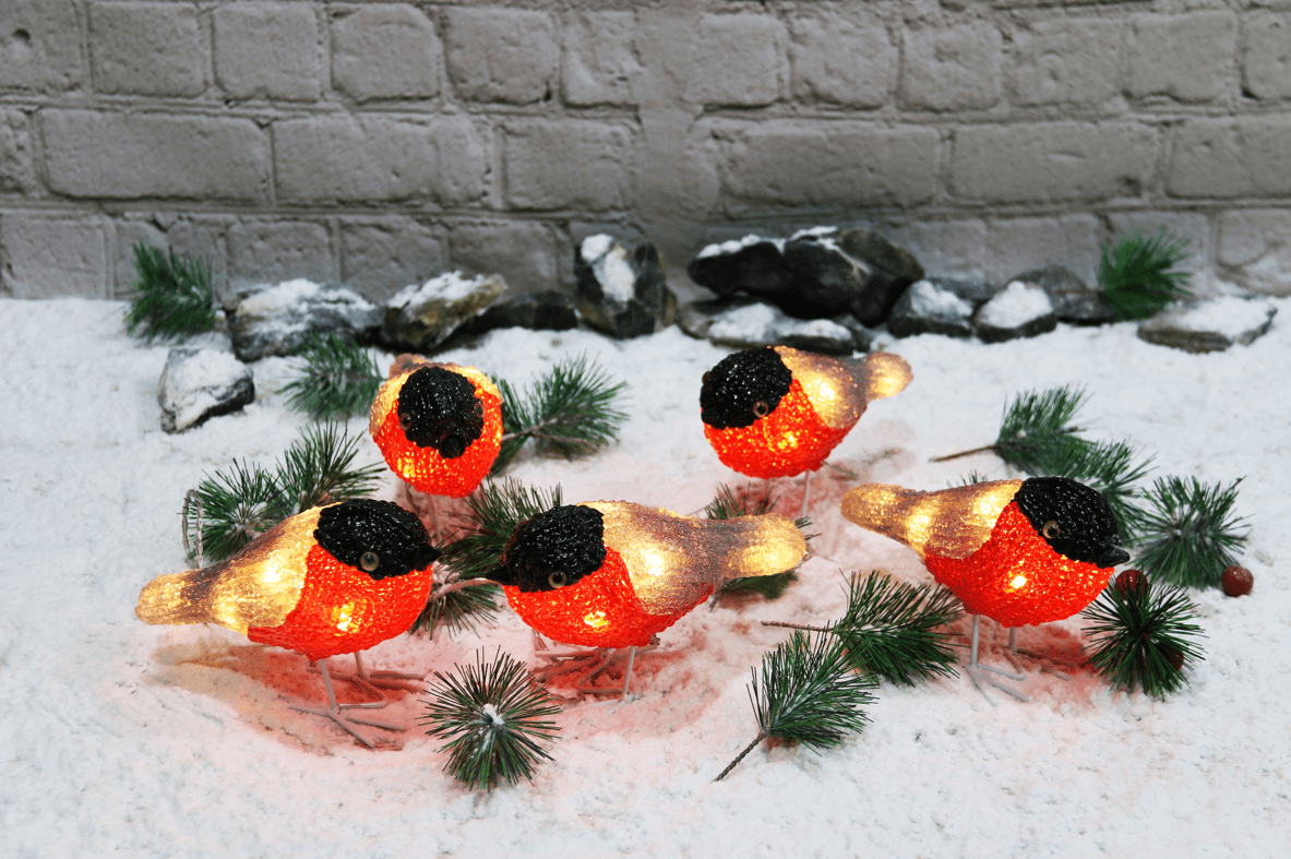 Domherrar PUNAINEN valmistajalta Pixie Design - Sarjassa on ajastintoiminto ja se on himmennettävissä neljässä vaiheessa pistorasiassa olevalla painikkeella, jolloin voit säätää kirkkautta tarpeen mukaan.