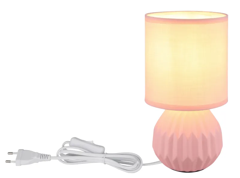Sylas 23cm Vaaleanpunainen pöytävalaisin valmistajalta Globo Lighting - Den rundade keramiska basen i elegant rosa och den matchande cylindriska textilsk&auml;rmen skapar en harmonisk och modern estetik.