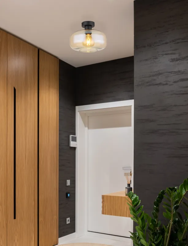 Giuseppe Ø28 Keltainen plafondi valmistajalta Globo Lighting - Lampan &auml;r tillverkad av mattsvart metall och &auml;r smyckad med en vackert formad glaskupa i amberf&auml;rgat glas.