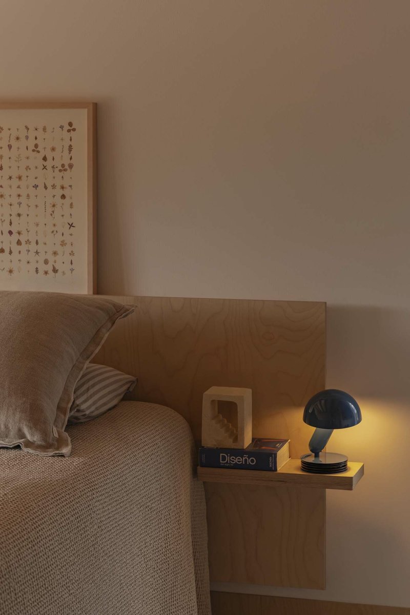 Bela 24cm Sininen työpöytävalaisin valmistajalta Faro Barcelona - Bela on monipuolinen valaisin, joka sopii kaikenlaisiin sisustustyyleihin.