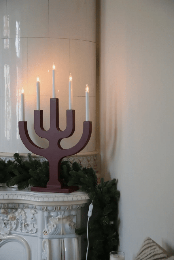 Sapin 5L PUNAINEN valmistajalta Markslöjd - Mukana tulee 2 metrin valkoinen johto, jossa on virtakytkin ja pistoke.