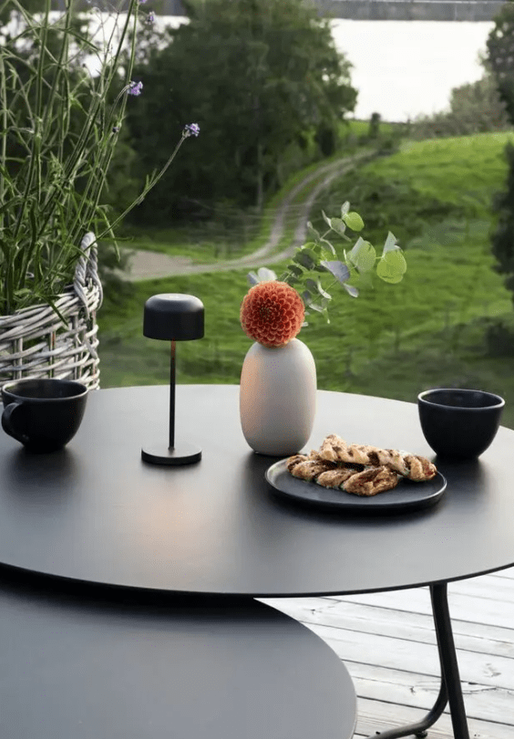 Lille 20cm Musta Siirrettävä valmistajalta Konstsmide - Lille on tyylikäs alumiinista valmistettu ladattava pöytävalaisin ulkokäyttöön.