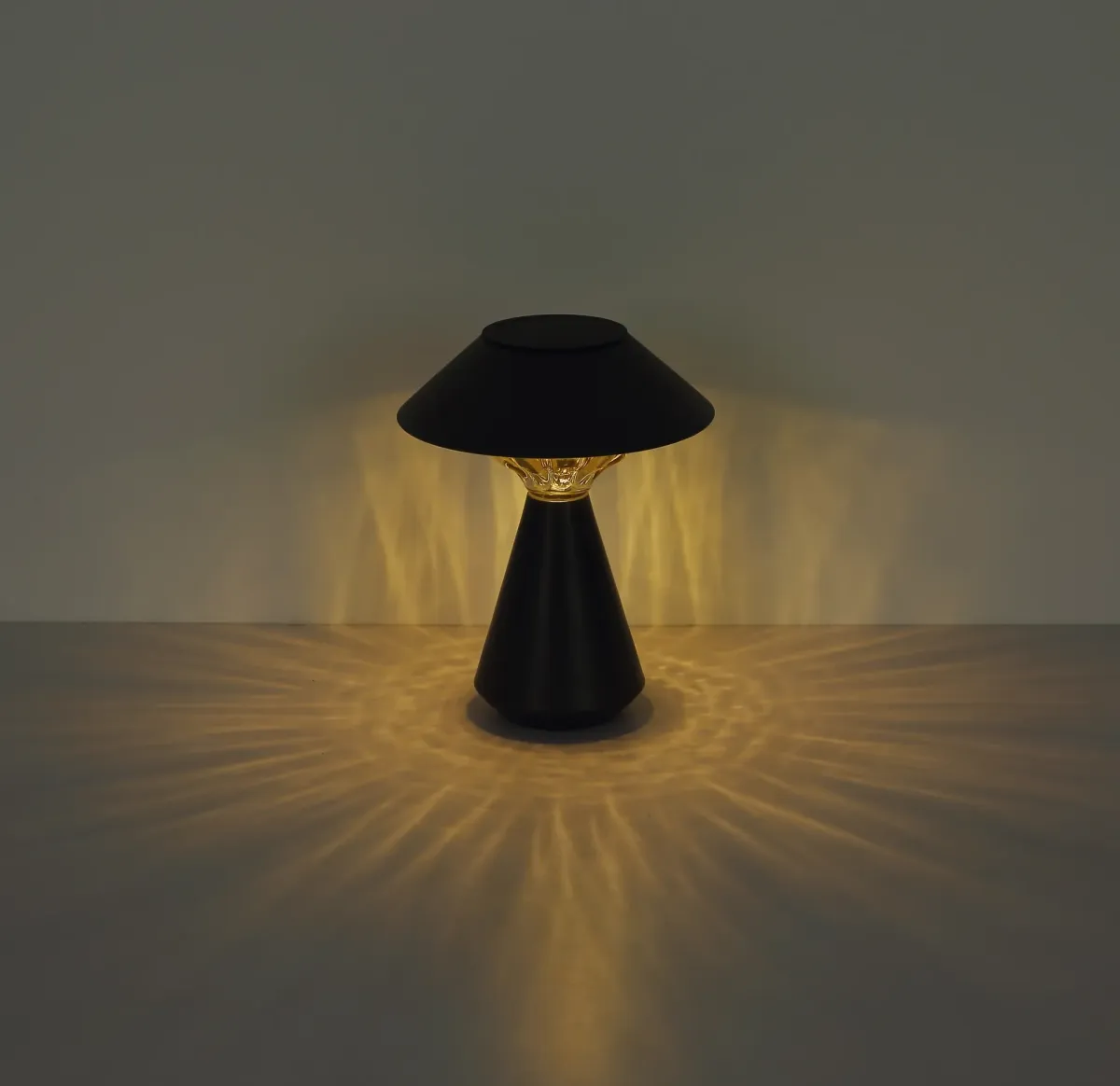 Cup LED Antrasiitti aurinkokennolamppu valmistajalta Globo Lighting - Den diskreta designen sm&auml;lter in i alla milj&ouml;er och med IP44-klassning &auml;r den t&aring;lig mot v&auml;der och vind.