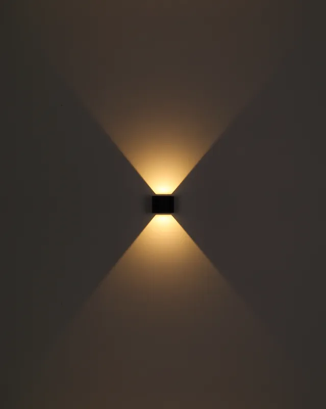 Veronika Musta ulkovalo valmistajalta Globo Lighting - Med sin halvcirkelformade design i matt svart pressgjuten&nbsp;aluminium ger den ett elegant intryck samtidigt som den &auml;r v&auml;dert&aring;lig.