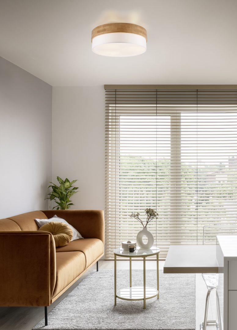 Seasons Ø50 Valkoinen plafondi valmistajalta Trio Lighting - Seasons-kattovalaisin yhdist&auml;&auml; yksinkertaiset muodot luonnonmateriaaleihin ja luo harmonisen ja kutsuvan tunnelman.