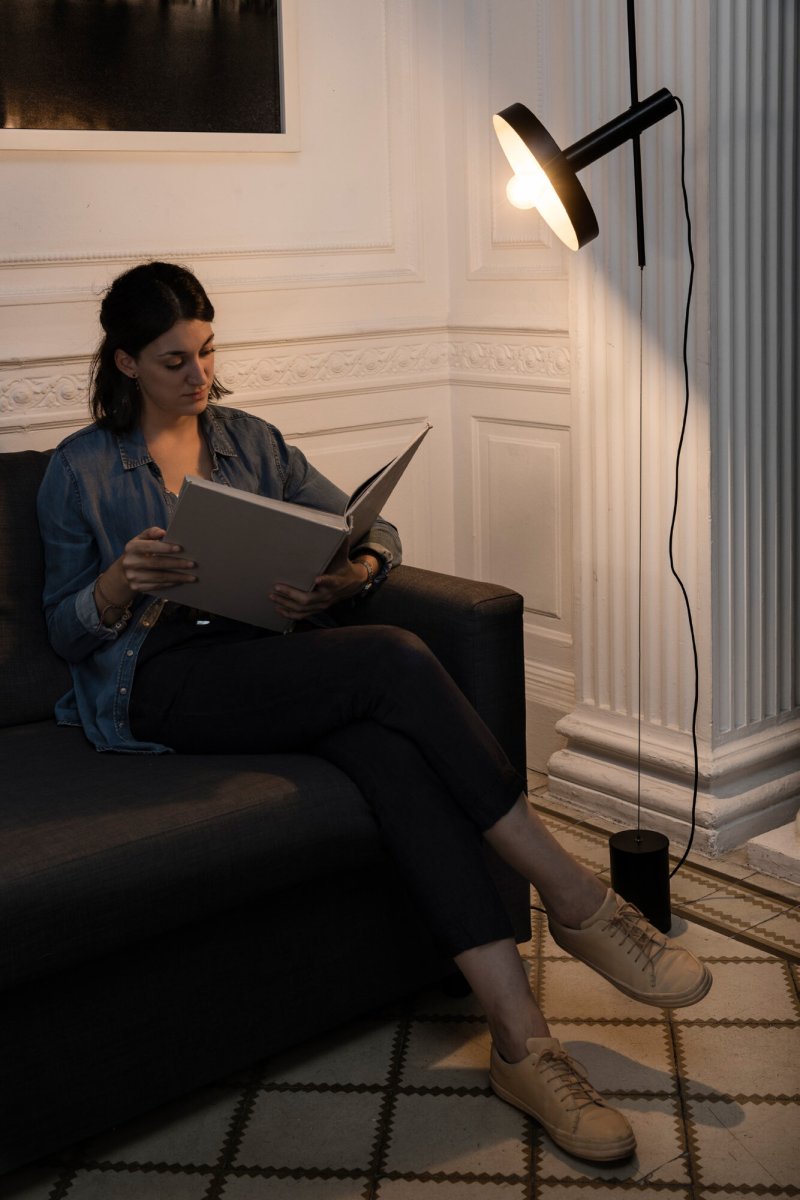 Whizz 120cm Musta kattovalaisin valmistajalta Faro Barcelona - Whizz on Christoph Friedrich Wagnerin suunnittelema design-valaisinsarja, joka tunnetaan trendikk&auml;&auml;st&auml; satiinikullan ja mustan yhdistelm&auml;st&auml;&auml;n.