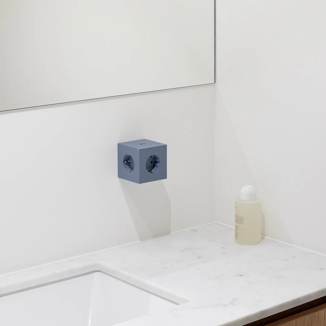 Square 2 Socket extender with 30W Dual USBC Sininen valmistajalta Avolt - Avoltin pistorasian jatkopala, jossa on tyylik&auml;s muotoilu kierr&auml;tysmuovista valmistetulla kuutiolla ja pohjassa magneettilevy sein&auml;lle ripustamista varten.