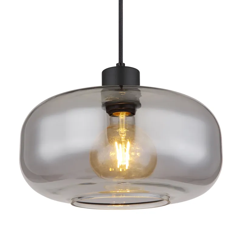 Giuseppe Ø28 Savun värinen kattovalaisin valmistajalta Globo Lighting - Lampan &auml;r tillverkad av svart metall och har en vackert formad r&ouml;kf&auml;rgad glassk&auml;rm.