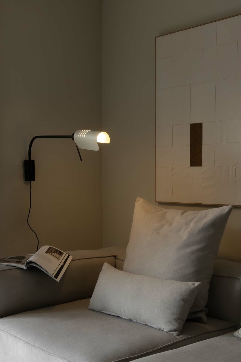 Martinica 85cm Beige lukulamppu valmistajalta Faro Barcelona - Martinica on sein&auml;valaisin, jossa on s&auml;&auml;dett&auml;v&auml; varsi ja integroitu lukuvalo.