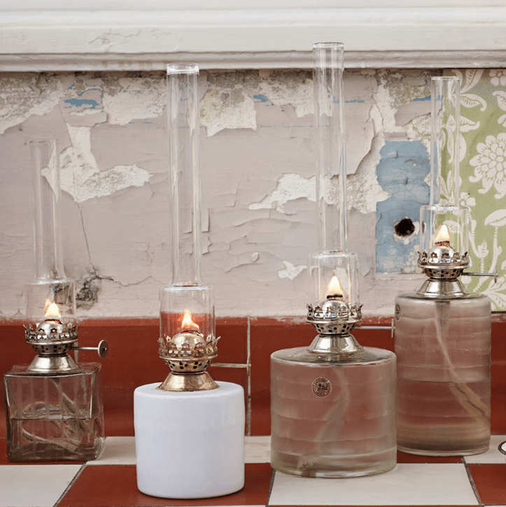 Kerosene Lamp Straight Big Valkoinen valmistajalta Strömshaga - Suora petrolilamppu valkoista muovia ja messinki&auml;.