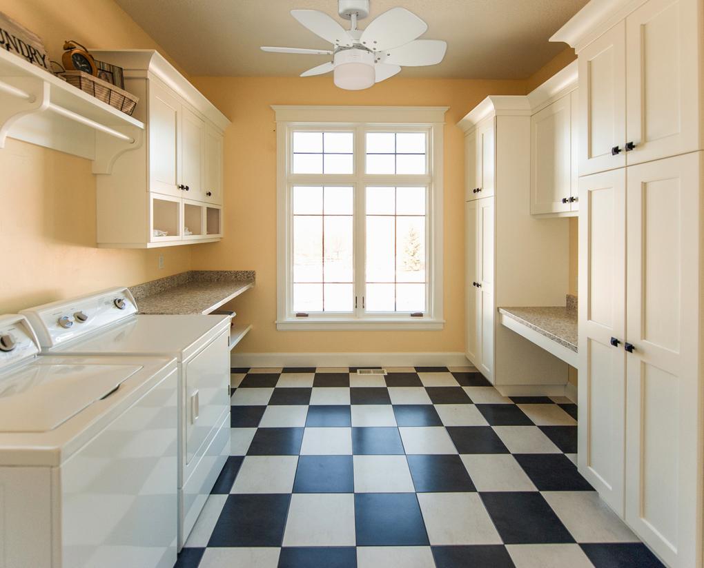 Flora Royale Ø76 Valkoinen valmistajalta Westinghouse - Hiljaisella (44 dB) piiter&auml;smoottorilla ja kolmella nopeusasetuksella voit s&auml;&auml;t&auml;&auml; mukavuutta tarpeen mukaan, ja peruutustoiminto tarkoittaa, ett&auml; sit&auml; voidaan k&auml;ytt&auml;&auml; molemmissa; kes&auml; viile&auml; ja p&aring; talvella kierr&auml;tt&auml;&auml;kseen l&auml;mmint&auml; ilmaa.