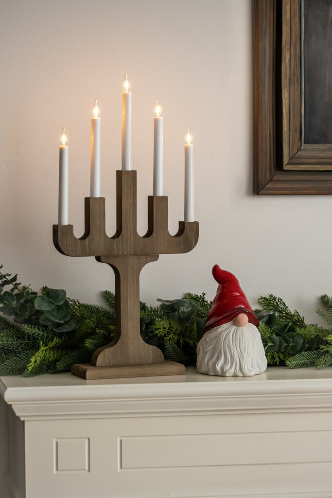 Candelabra 5 Lights Saksanpähkinä valmistajalta Konstsmide - Tyylik&auml;s puukynttil&auml;njalka&auml; kauniilla p&auml;hkin&auml;v&auml;rill&auml; &ndash; Klassinen ja tyylik&auml;s sisustus ikkunoihin tai p&ouml;ytiin.