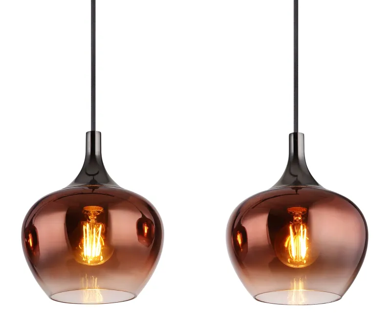 Maxy 100cm Kupari kattovalaisin valmistajalta Globo Lighting - Den mattsvarta och krompl&auml;terade metallstommen ger lampan en modern och sofistikerad look, medan de kopparf&auml;rgade glaskuporna med en klar och tonad gradient skapar en unik ljusupplevelse.