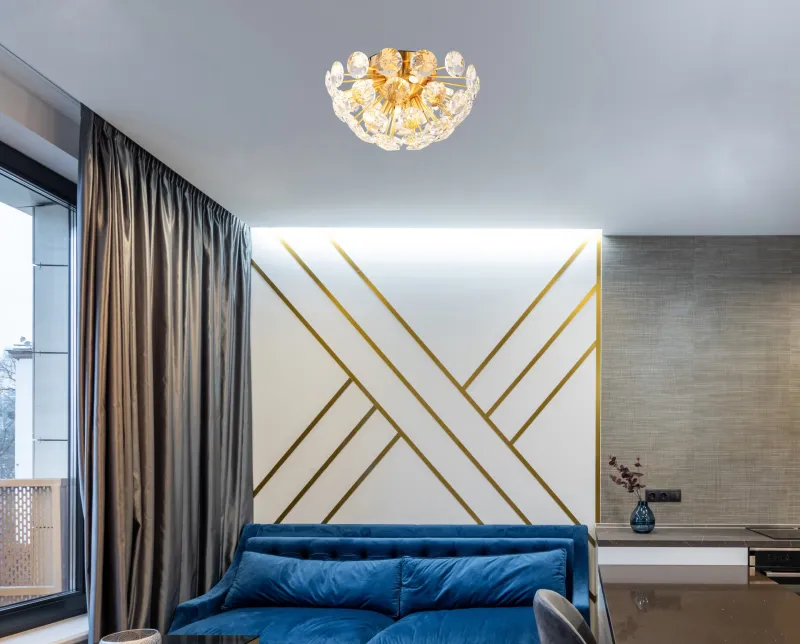 Virina Ø40 Kulta plafondi valmistajalta Globo Lighting - Dess eleganta design kombinerar en gyllene metallkropp med en sk&auml;rm av klara kristaller, vilket ger en lyxig och sofistikerad k&auml;nsla till ditt hem.