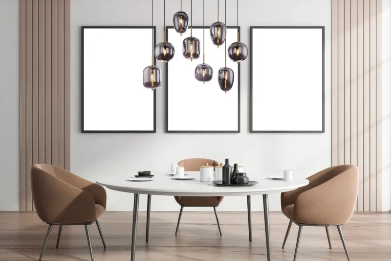 Blacky 102cm Messinki kattovalaisin valmistajalta Globo Lighting - Den 102,5 cm l&aring;nga pendellampan har en rektangul&auml;r m&auml;ssingsf&auml;rgad metallplatta, fr&aring;n denna h&auml;nger &aring;tta svarta kablar med runda, r&ouml;kf&auml;rgade glasglober i olika former.