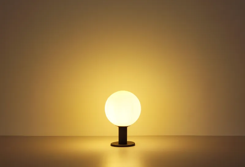 Ossy 38cm Antrasiitti valmistajalta Globo Lighting - Valmistettu antrasiitinvärisestä valualumiinista, jossa on tyylikäs opaalilasivuori (&oslash; 25 cm), ja se levittää pehmeää ja miellyttävää valoa.