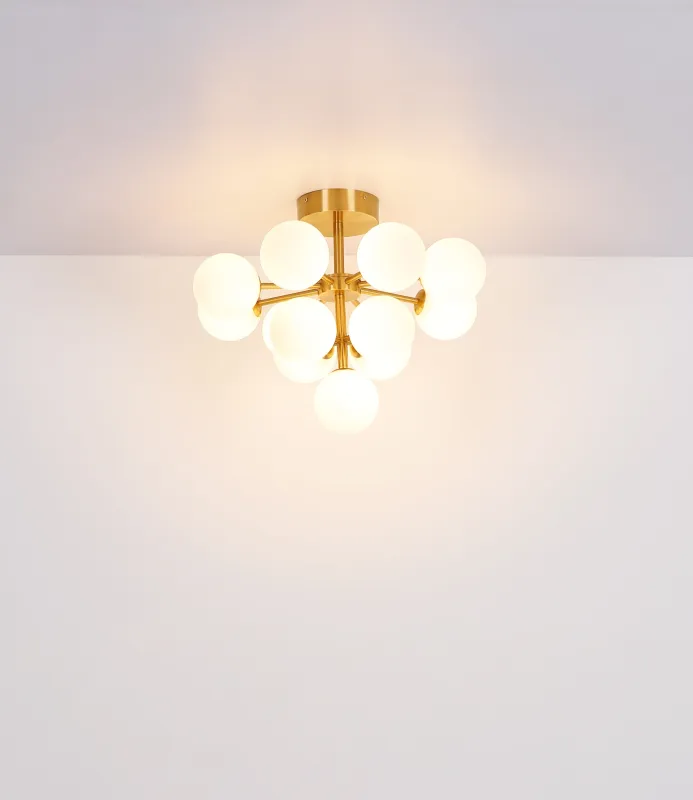 Grappy Ø56 Kulta plafondi valmistajalta Globo Lighting - Grappy plafond i guldf&auml;rgad metall blir en stilfull och lyxig detalj i varje rum med sin glamor&ouml;sa design och de 13st opalf&auml;rgade glaskulorna.