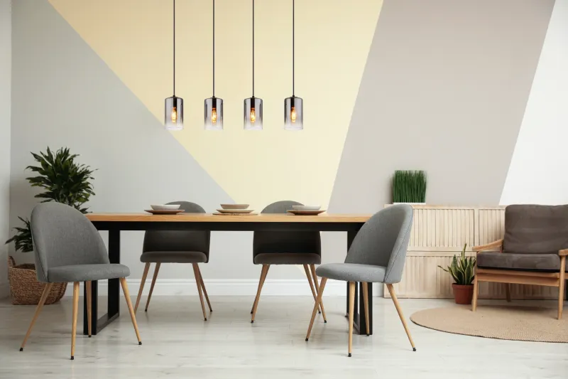 Roy 86cm Savun värinen kattovalaisin valmistajalta Globo Lighting - Roy takpendel kombinerar modern design med funktionalitet och blir en elegant detalj i ditt hem.