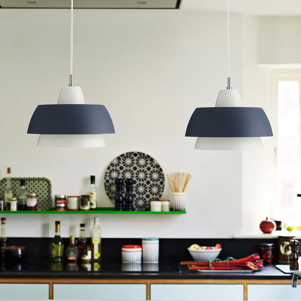 Trio Ø28 Tumman harmaa kattovalaisin valmistajalta Superliving - Kauniissa yhdistelm&auml;ss&auml; kolmen s&auml;vyn kanssa Trio-riipus antaa sinulle modernin valaisimen, jota voit k&auml;ytt&auml;&auml; ruoka- tai keitti&ouml;p&ouml;yd&auml;n yl&auml;puolella.