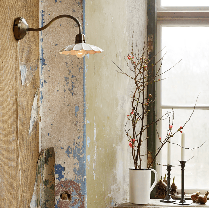 Gustav Ø20 Valkoinen/antiikki messinki seinävalaisin valmistajalta Strömshaga - Gustav on elegantti seinävalaisin, jossa on klassinen tunnelma ja koristeellisia yksityiskohtia.