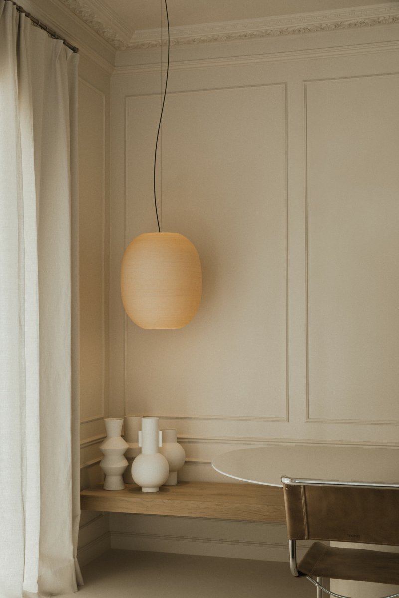 Tierra Ø47 Beige kattovalaisin valmistajalta Faro Barcelona - Tierra 470 on H&eacute;ctor Serranon suunnittelema riippuvalaisin, joka on valmistettu 3D-tulostetusta PLA:sta ja kierr&auml;tetyst&auml; m&auml;ntyselluloosasta &ndash; biomuovimateriaalista, jolla on ainutlaatuinen, ep&auml;s&auml;&auml;nn&ouml;llinen rakenne.
