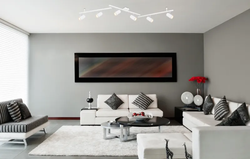Robby 6 Valkoinen kohdevalaisin valmistajalta Globo Lighting - Den best&aring;r av tre metallst&auml;nger, var och en utrustad med tv&aring; vridbara GU10-socklar med metallfinish.