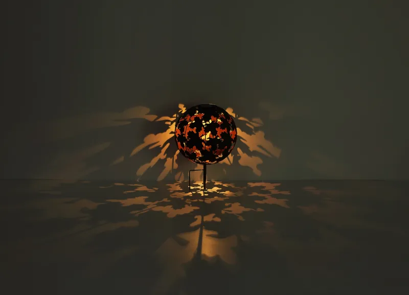 Earth Hopea aurinkokennolamppu valmistajalta Globo Lighting - Laddas av solen under dagen och t&auml;nds automatiskt i skymningen.